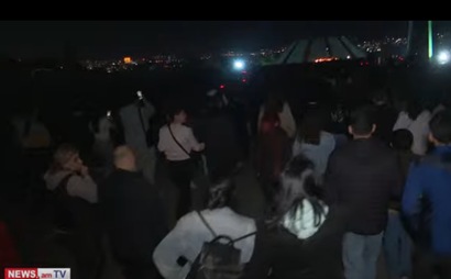 Факельное шествие завершилось в мемориальном комплексе Цицернакаберд