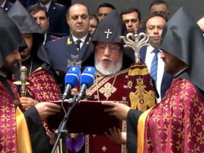 Catholicos visits Armenian Genocide Memorial in Yerevan