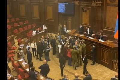«Ժողովուրդ». Խայտառակ միջադեպի ժամանակ պատռել են Գեղամ Մանուկյանի կոստյումը