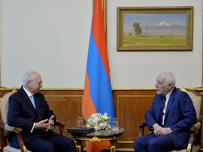 Դանիել Քյուրքչյանը Վահագն Խաչատուրյանին մանրամասներ է ներկայացրել ֆրանսահայ համայնքի ներքին կյանքի մասին