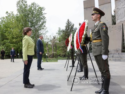 France FM visits Yerevan military pantheon