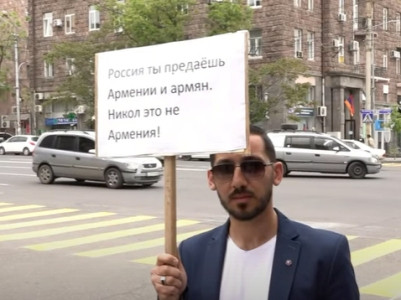Назвавший Пашиняна «предателем» молодой человек провел акцию перед зданиями правительства Армении и посольств