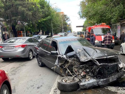 В Ереване иномарка протаранила пять припаркованных автомобилей