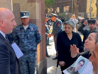 Родители погибших военнослужащих – замглавы Минобороны Армении: Пусть Пашинян нас примет