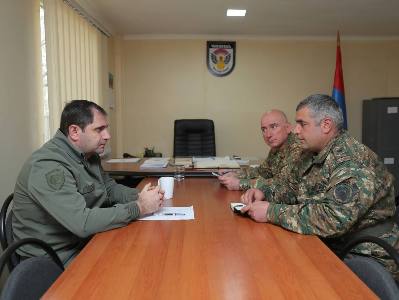 Սուրեն Պապիկյանն առանձնազրույցներ է ունեցել սպաների հետ
