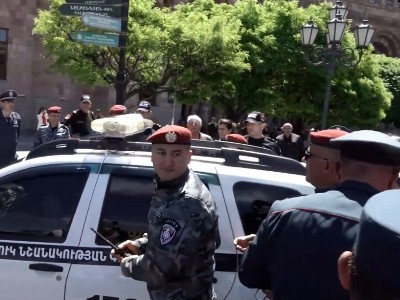 Участники акции протеста в Ереване бросили свиные головы к входу здания кабмина