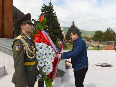 Президент Араик Арутюнян посетил Степанакертский мемориальный комплекс