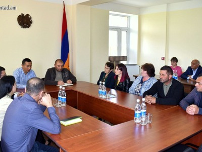 Սյունիքի մարզպետը Տեղի բնակիչների հետ քննարկել է հակառակորդի առաջխաղացման հետեւանքները