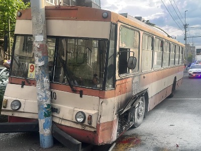В Ереване троллейбус врезался в столб и загорелся