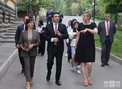 Աննա Հակոբյանը Շուշան Փաշինյանի եւ WPL հիմնադրի հետ գնացել է Ազգային ժողով