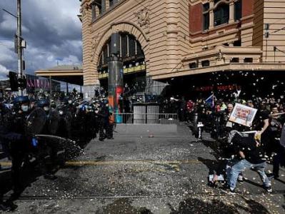 Clashes erupt between neo-Nazis, anti-fascists and police in Melbourne