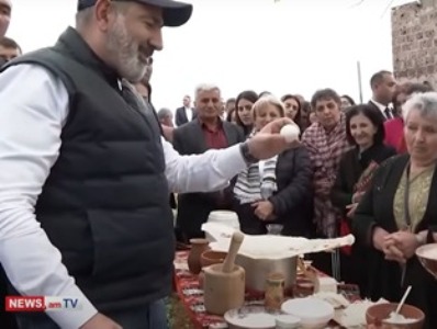 «Սխալ եք արել՝ տնական ձու չեք դրել». Փաշինյանին Ներքին Բազմաբերդում ազգային ուտեստներ են ներկայացրել
