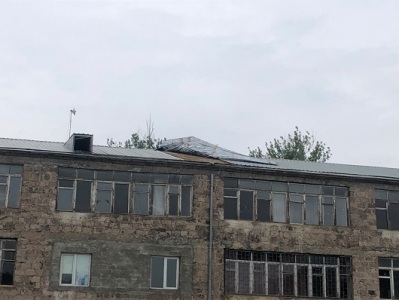 Գետափ գյուղի դպրոցի տանիքի երկաթե ծածկը պոկվել և մասամբ կախվել է