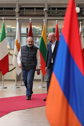 Armenian PM holds informal meeting with Charles Michel