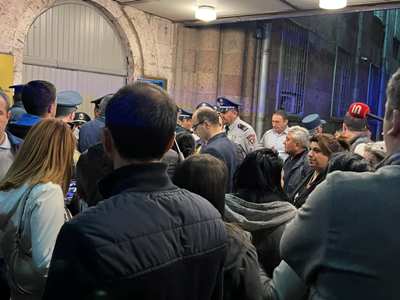Քաղաքացիները շրջափակել են ոստիկանության շենքը, Չեն թողնում զոհվածի մորը տեղափոխեն ձերբակալվածների պահման վայր