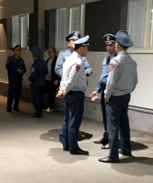 Граждане собрались у здания МЦ «Эребуни»: здесь много полицейских