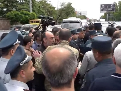 Родственники погибших военнослужащих и их сторонники перекрыли один из проспектов в Ереване