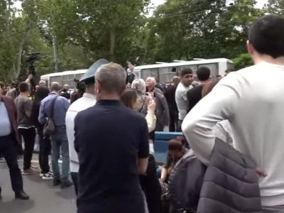 На проспекте Аршакуняц в Ереване произошло столкновение между родителями погибших военнослужащих и полицейскими