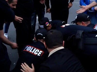 Возле здания суда в Ереване полицейские задержали мужчину