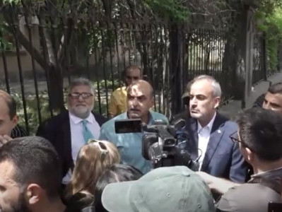 «Իմ երեխեն Արցախում է զոհվել, դու դրո՞շ ես վառում». Զոհվածների ծնողները ԱԺԲ-ի անդամներին չթողեցին դատարանի բակ մտնել