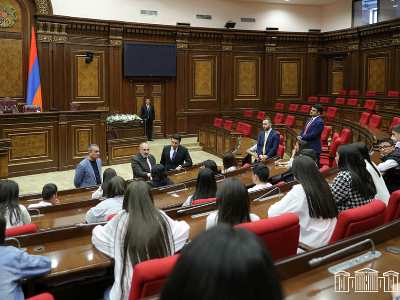 Նիկոլ Փաշինյանն ու Ալեն Սիմոնյանը հանդիպել են Գորիսի Ակներ եւ Վերիշեն բնակավայրերի դպրոցականների հետ