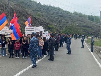 Արցախցիները երթով շարժվում են Զառին բաղ տեղամաս՝ ի աջակցություն Կոռնիձորի հանրահավաքի (ֆոտո)