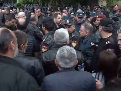 Собравшиеся во дворе суда в Ереване граждане перекрыли проспект Аршакуняц