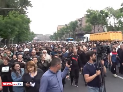 Протестующие в Ереване остановились у здания посольства Франции