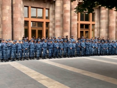 Сотни полицейских выстроились перед зданием кабмина Армении