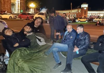 Fallen soldiers’ relatives continue sit-in outside Armenia government building
