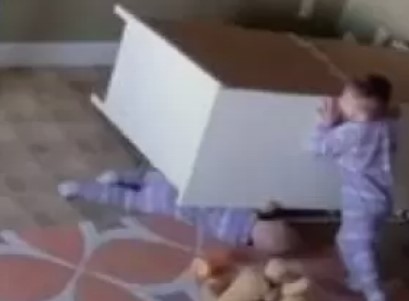 В Ширакской области шкаф упал на 5-летнюю девочку: она получила черепно-мозговую травму