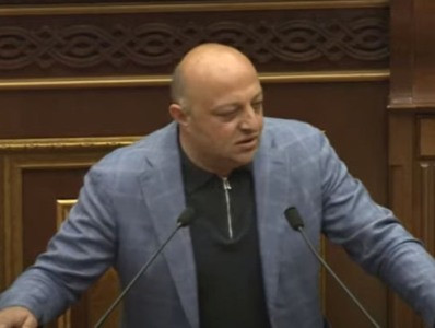 «Նայեք աչքերի մեջ». Արմեն Դանիելյանին ուղղված Արթուր Սարգսյանի խոսքից հետո ԱԺ-ում իրավիճակը լարվեց