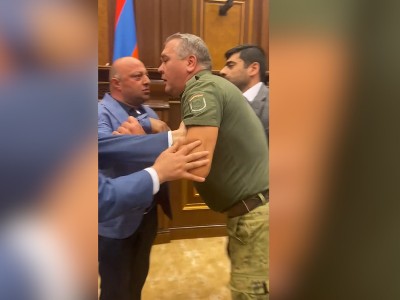 Карикатура: Из-за чего накалились страсти в зале заседаний Национального Собрания Армении?