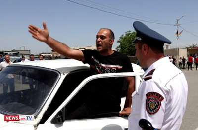 «Էսքան զորք որ իրան է պահում, թող գնա դիրք պահի». քաղաքացուն ոստիկանները չեն թողնում տուն գնա