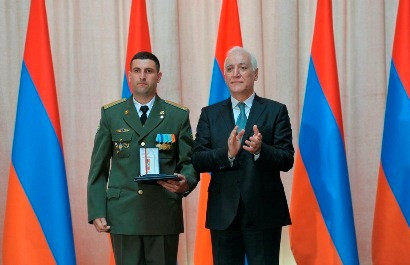 Президент Армении наградил медалями группу военнослужащих по случаю Дня Республики