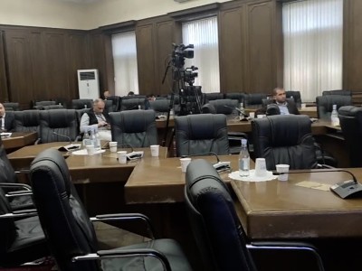 Обсуждение отчета о бюджете на заседании парламентских комиссий проходит практически в пустом зале
