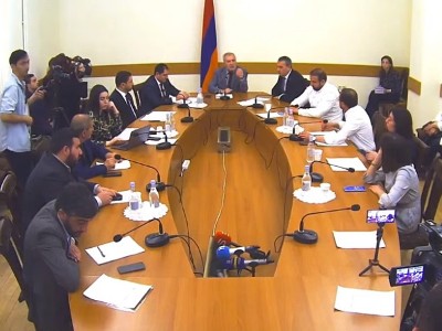 «Էս ի՞նչ բան էր, լռեք եւ լսեք». «Չեմ լռելու». լեզվակռիվ Անդրանիկ Քոչարյանի եւ Գեղամ Մանուկյանի միջեւ