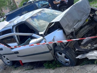 Գյումրիում մեքենան բախվել է ավտոտնակի պատին․ վարորդը հոսպիտալացվել է