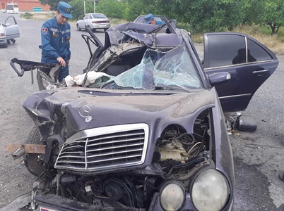 «Mercedes-Benz» протаранил припаркованный грузовик «ЗИЛ»