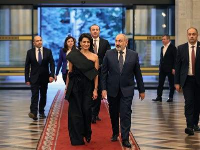 Премьер-министр вместе с супругой посетил концерт в рамках саммита Европейского политического сообщества