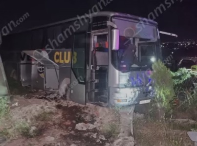 В Котайкской области автобус со школьниками попал в аварию: дети не пострадали, водитель доставлен в больницу