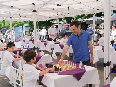 15 schoolchildren face Gabriel Sargissian in open-air simultaneous display