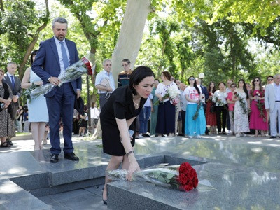 К 120-летию композитора: Представители Минобразования Армении возложили цветы к могиле Арама Хачатуряна