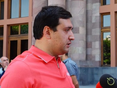 Жители квартала Фирдоуси Еревана вновь провели акцию протеста у здания Правительства Армении