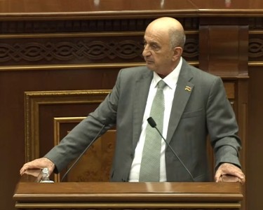 Մեկը կա էստեղ նստած, 100 մահապարտ է փնտրում, որ ԱԺ շենքը գրավի. կարգի հրավիրում ե՞ք. Վիգեն Խաչատրյանն՝ ընդդիմադիրներին