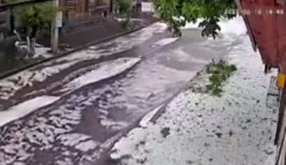 В Гюмри идет интенсивный дождь и град