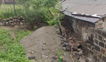 Из-за проливных дождей в Шираке обрушилась стена дома и поврежден водопровод