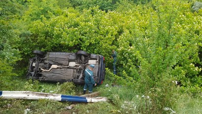 На трассе Ереван-Севан автомобиль сорвался в овраг: есть пострадавшие