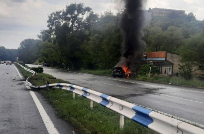 В Гегаркунике автомобиль врезался в ограждение и загорелся