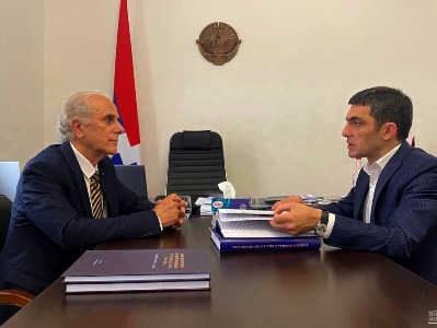Արցախի Հանրապետության արտգործնախարար Սերգեյ Ղազարյանը հյուրընկալել է ցեղասպանագետ Արա Քեթիբյանին